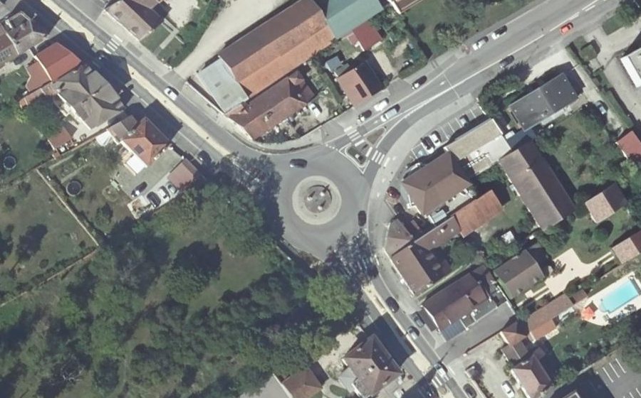 Vue aérienne du Rond-point anonyme n°47901604