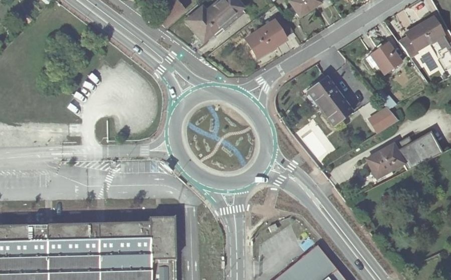 Vue aérienne du Rond-point anonyme n°47901620