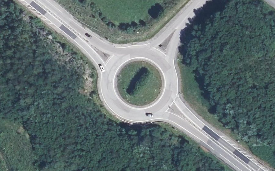 Vue aérienne du Rond-point anonyme n°47903565