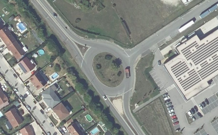 Vue aérienne du Rond-point anonyme n°47903583