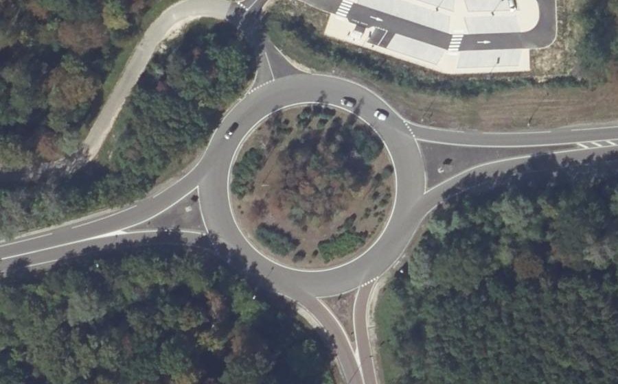 Vue aérienne du Rond-point anonyme n°47905472
