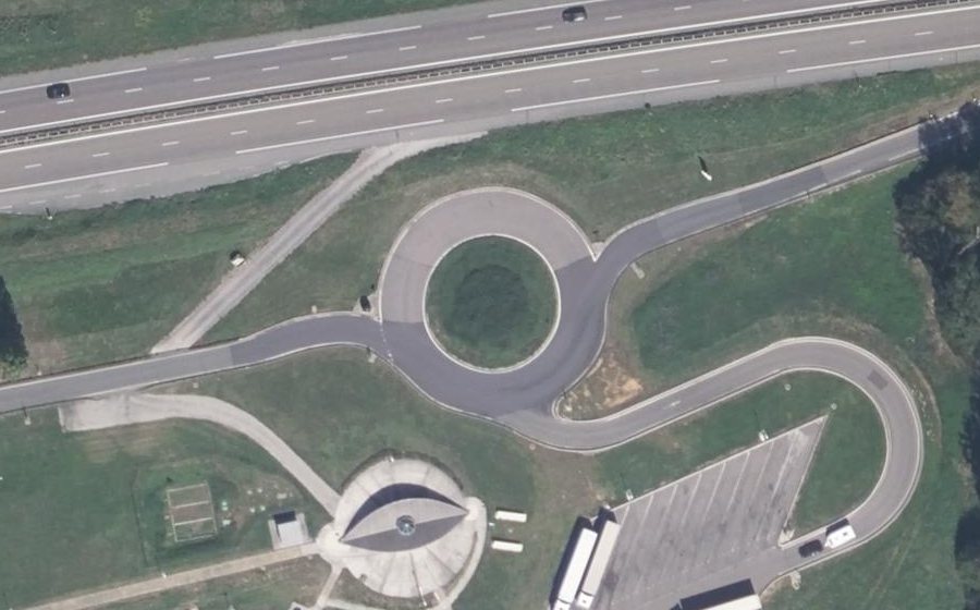 Vue aérienne du Rond-point anonyme n°47908353