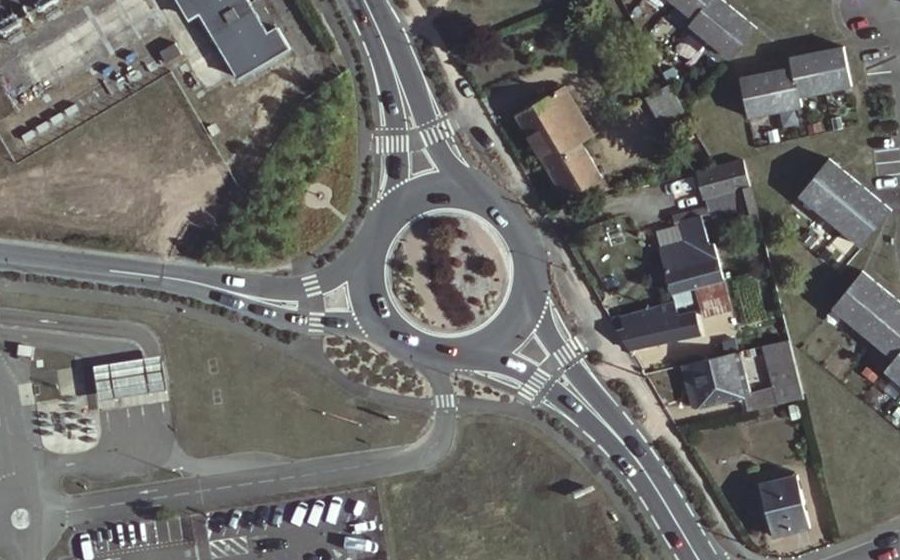 Vue aérienne du Rond-point anonyme n°47908358