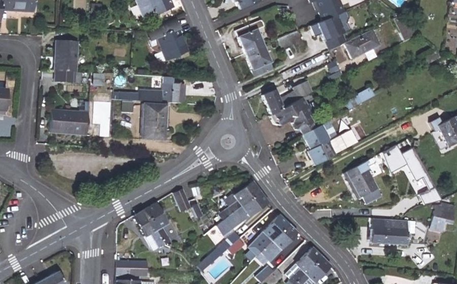 Vue aérienne du Rond-point anonyme n°47908551