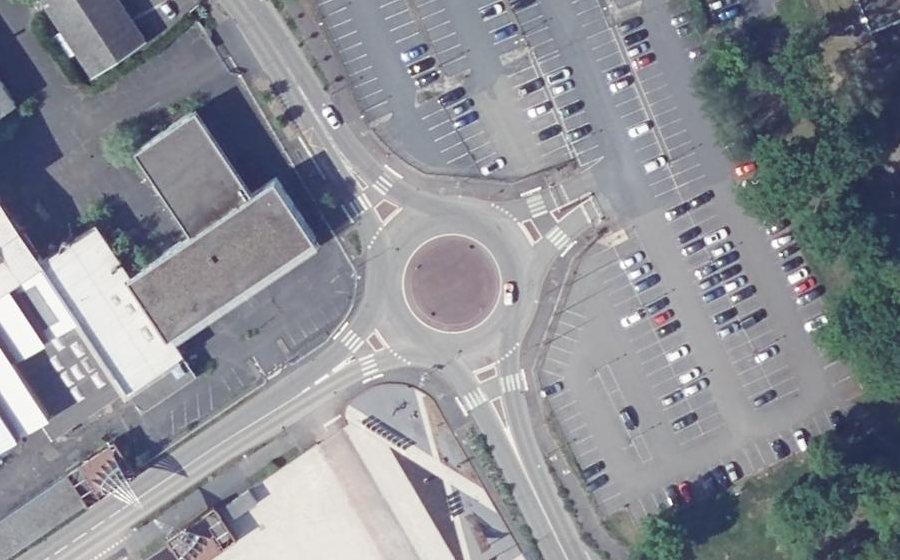 Vue aérienne du Rond-point anonyme n°479135051
