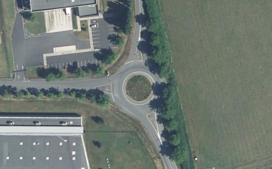 Vue aérienne du Rond-point anonyme n°47923160