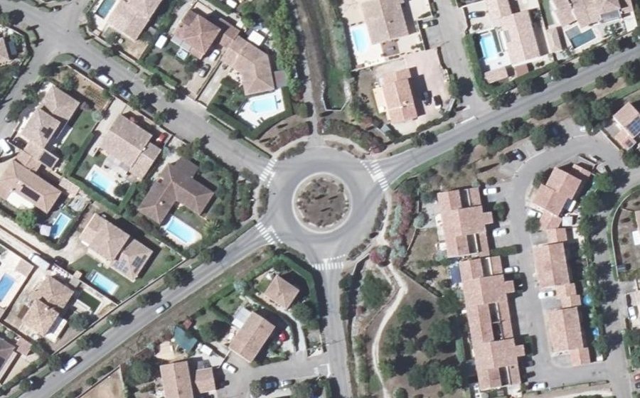 Vue aérienne du Rond-point anonyme n°47929706