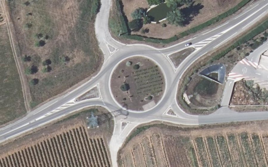 Vue aérienne du Rond-point anonyme n°47930536
