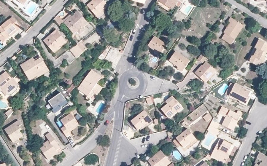 Vue aérienne du Rond-point anonyme n°479313583