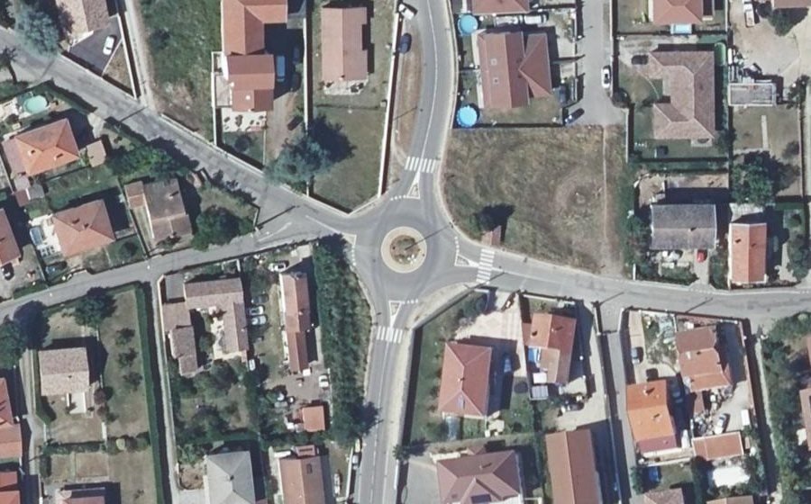 Vue aérienne du Rond-point anonyme n°47933872