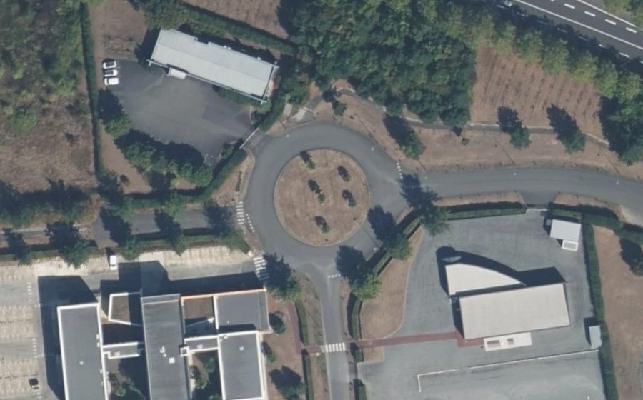 Vue aérienne du Rond-point anonyme n°47936747