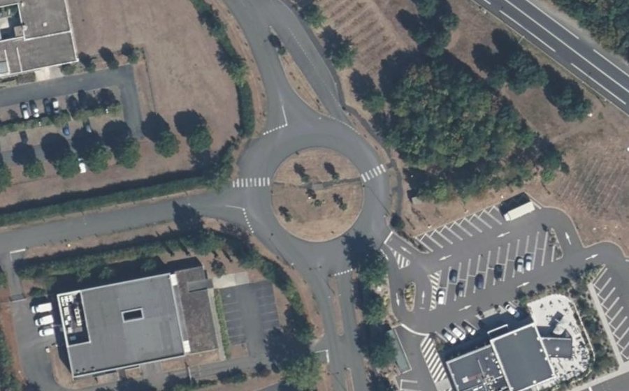 Vue aérienne du Rond-point anonyme n°47936755