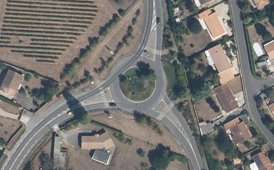 Vue aérienne du Rond-point anonyme n°47936760
