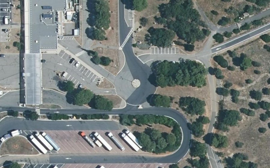 Vue aérienne du Rond-point anonyme n°479566341