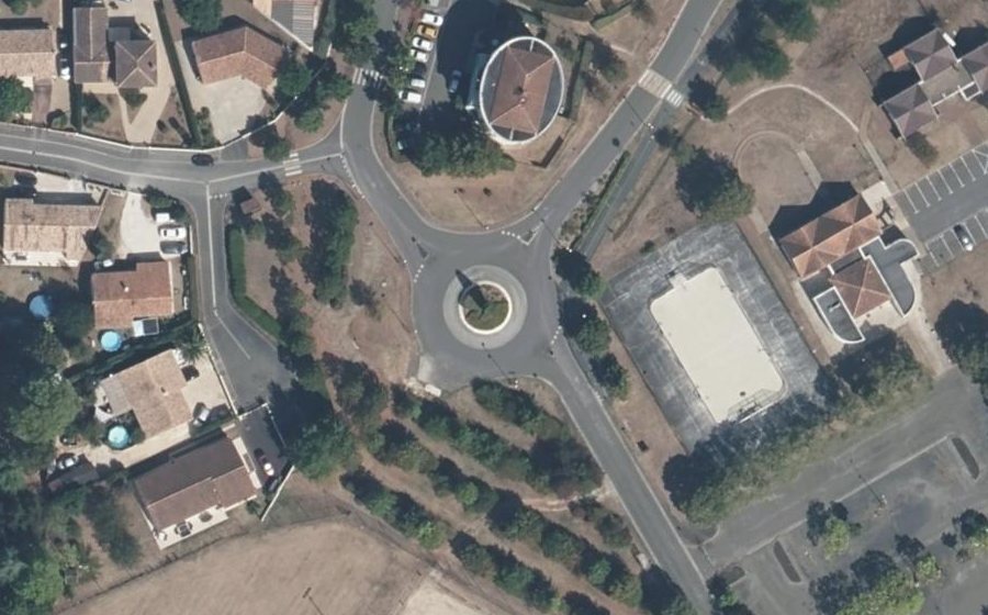 Vue aérienne du Rond-point anonyme n°47973112