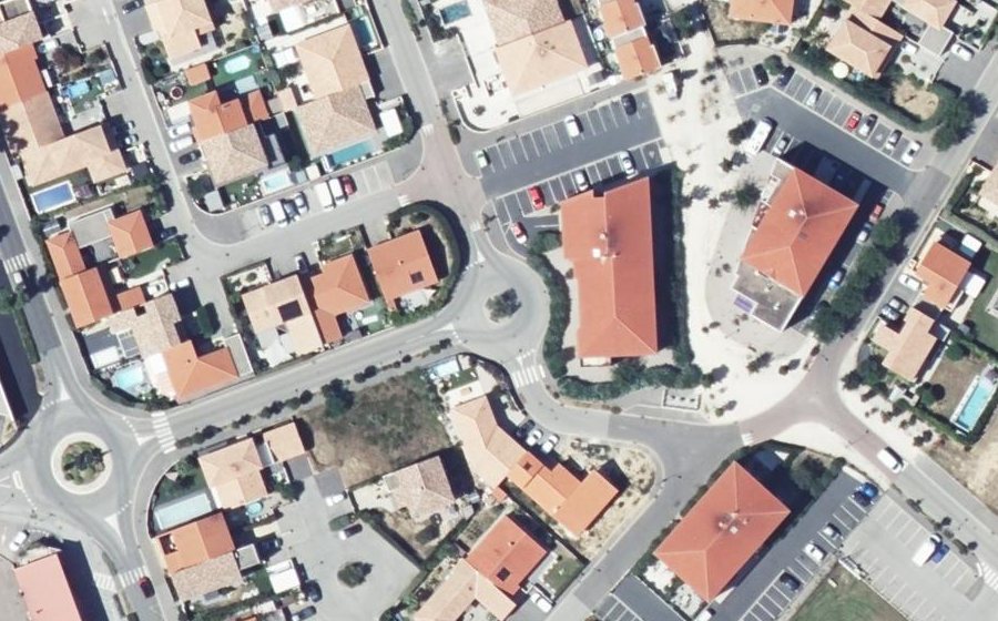 Vue aérienne du Rond-point anonyme n°479853699