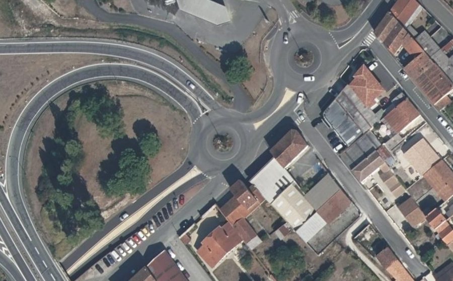 Vue aérienne du Rond-point anonyme n°47989816