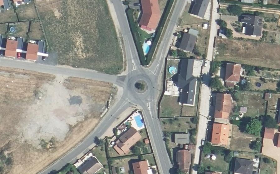Vue aérienne du Rond-point anonyme n°47989942