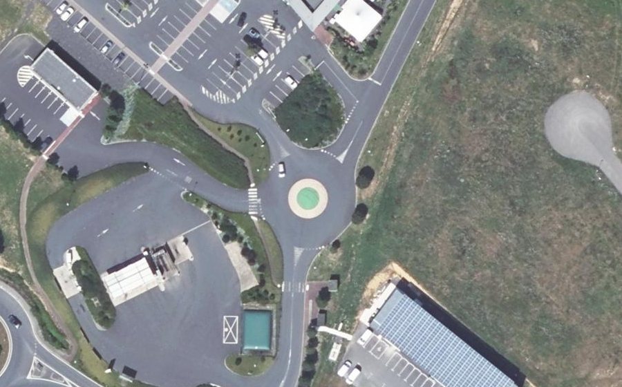 Vue aérienne du Rond-point anonyme n°479942559