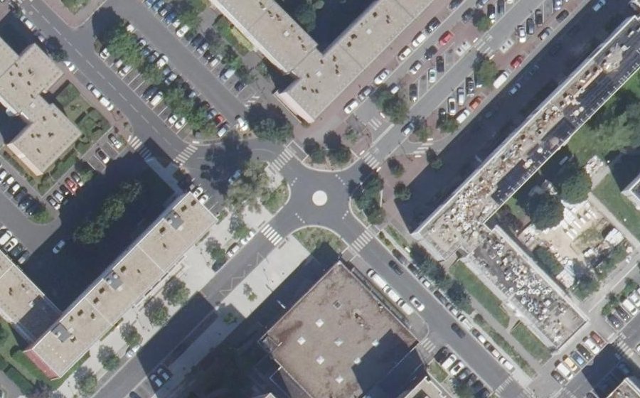 Vue aérienne du Rond-point anonyme n°47997636