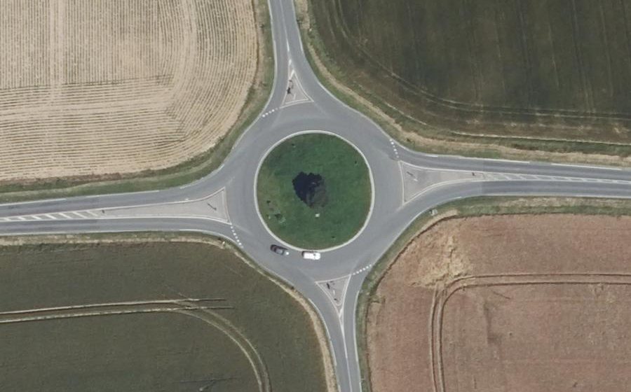Vue aérienne du Rond-point anonyme n°47998103
