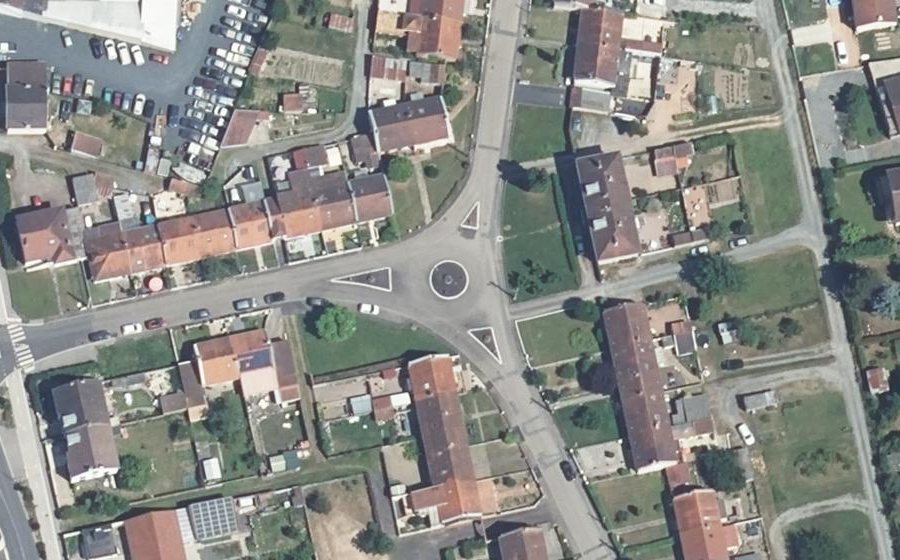 Vue aérienne du Rond-point anonyme n°47999377