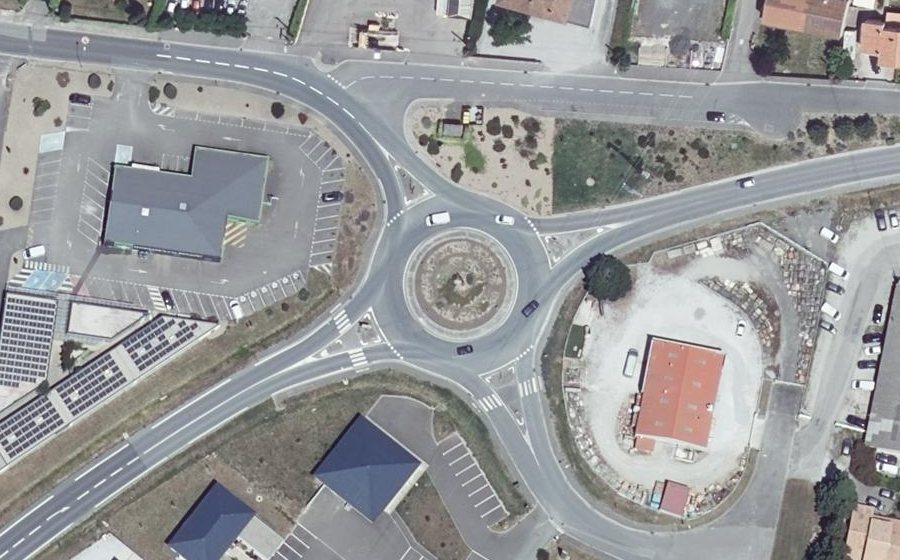 Vue aérienne du Rond-point anonyme n°480024903