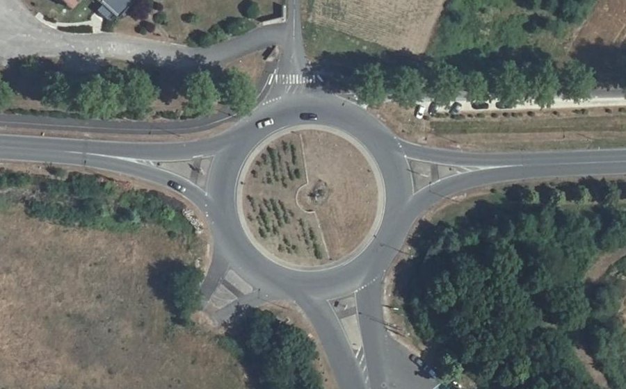 Vue aérienne du Rond-point anonyme n°48003649