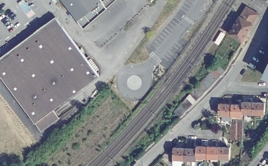 Vue aérienne du Rond-point anonyme n°480093683