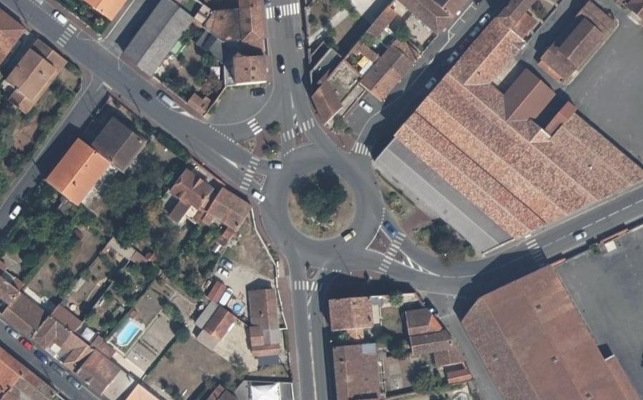 Vue aérienne du Rond-point anonyme n°48012417