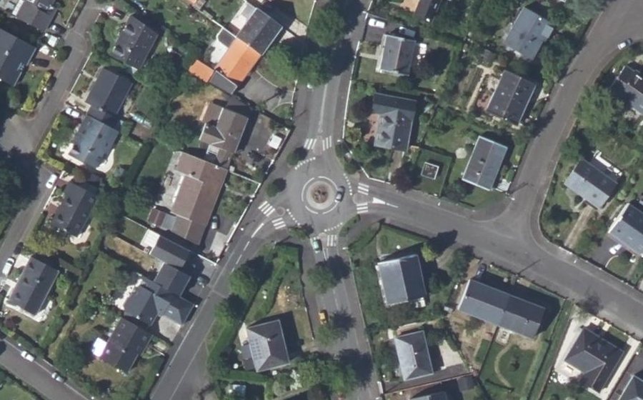 Vue aérienne du Rond-point anonyme n°48013777