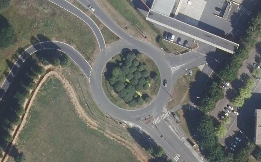 Vue aérienne du Rond-point anonyme n°480210283