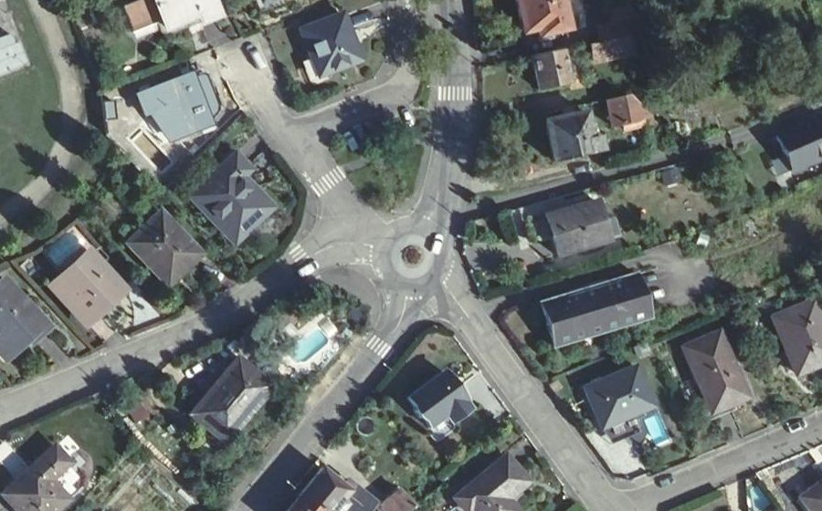 Vue aérienne du Rond-point anonyme n°480305370