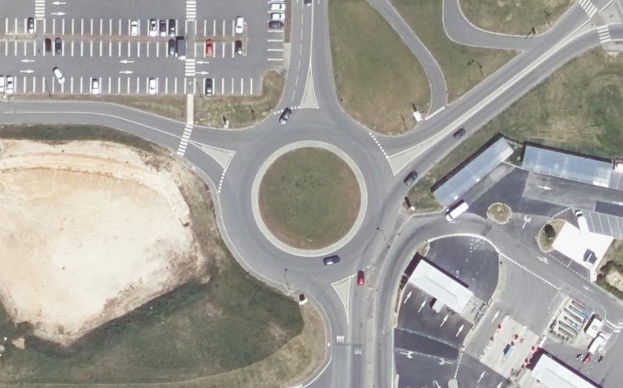 Vue aérienne du Rond-point anonyme n°480479682