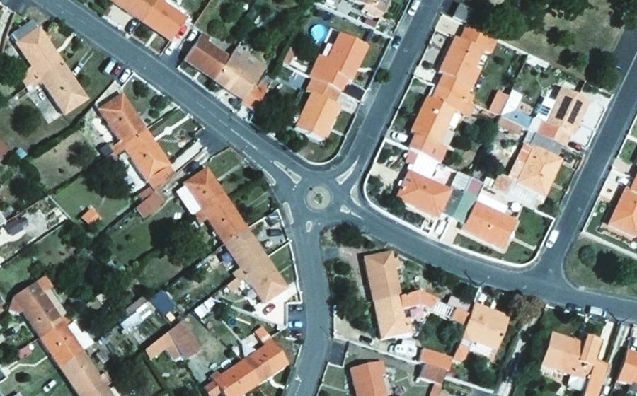 Vue aérienne du Rond-point anonyme n°48052461