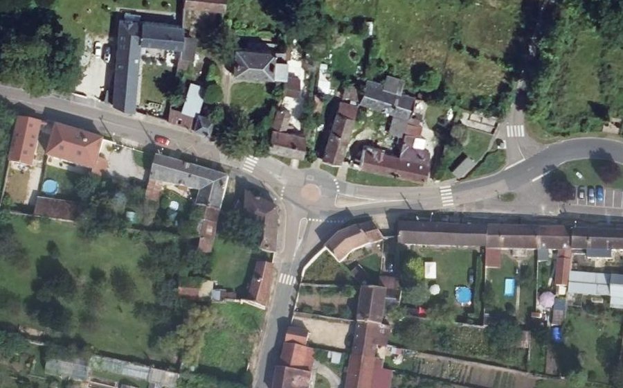 Vue aérienne du Rond-point anonyme n°48054425