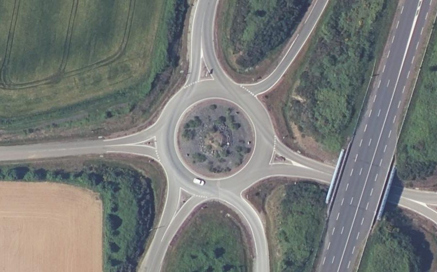 Vue aérienne du Rond-point anonyme n°48067035