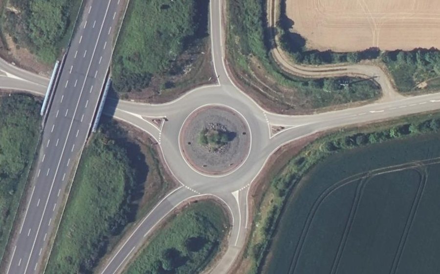 Vue aérienne du Rond-point anonyme n°48067040
