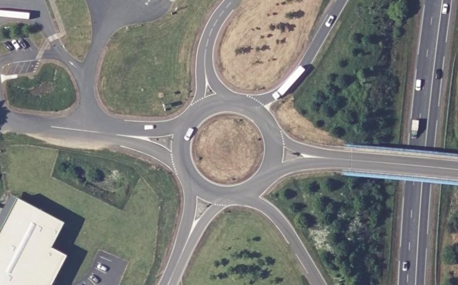 Vue aérienne du Rond-point anonyme n°48067050