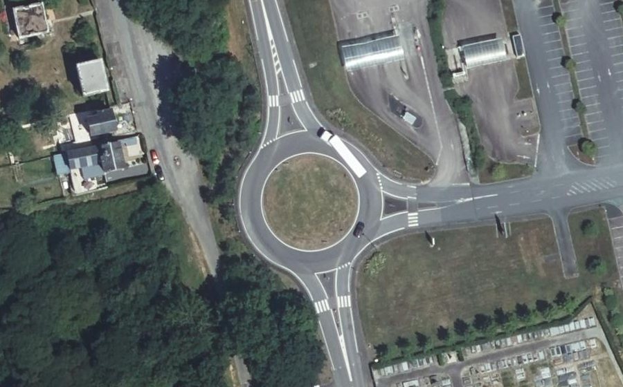 Vue aérienne du Rond-point anonyme n°480860059