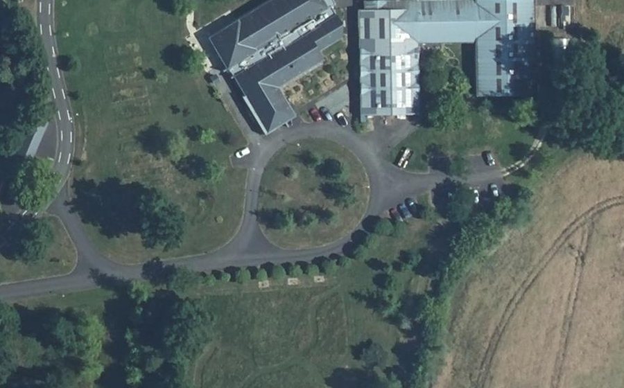Vue aérienne du Rond-point anonyme n°480862095