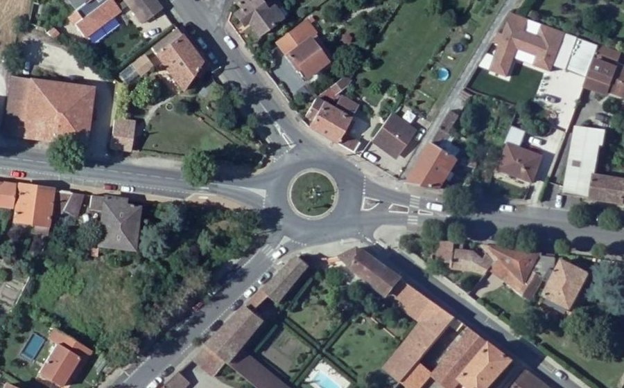 Vue aérienne du Rond-point anonyme n°480882185