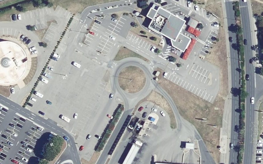 Vue aérienne du Rond-point anonyme n°48090279