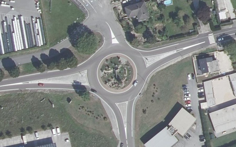 Vue aérienne du Rond-point anonyme n°48092928