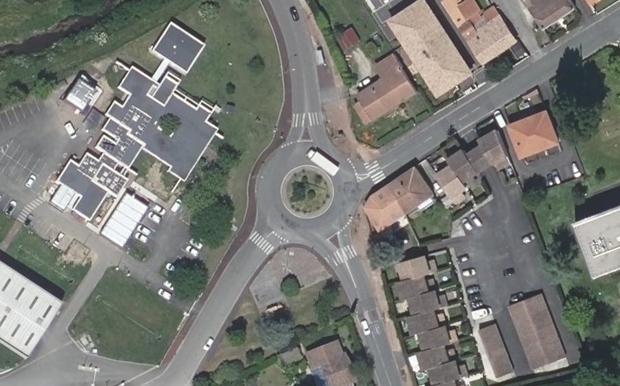 Vue aérienne du Rond-point anonyme n°481024964