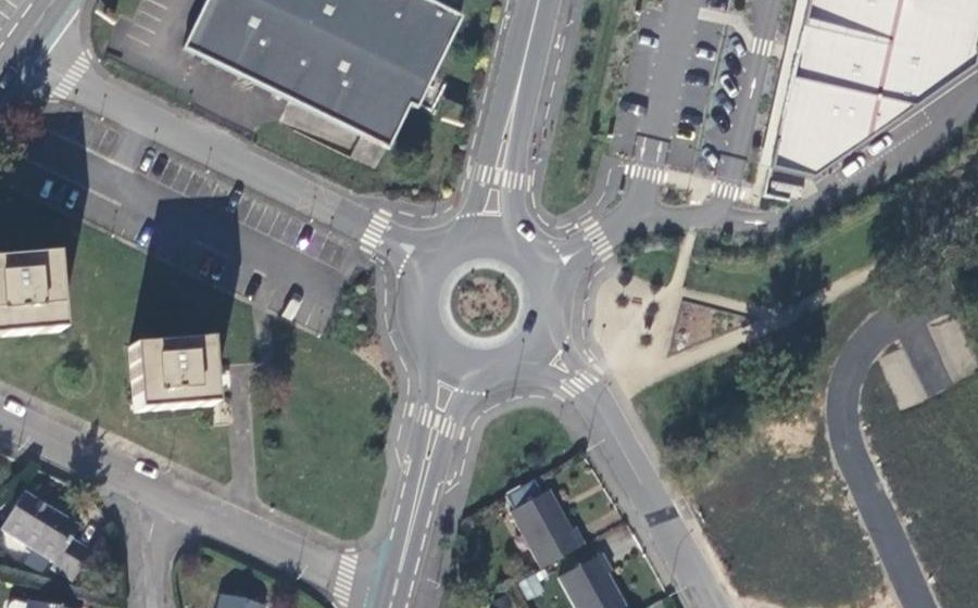 Vue aérienne du Rond-point anonyme n°481061525