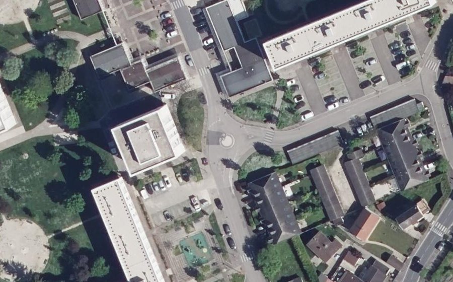 Vue aérienne du Rond-point anonyme n°48124606