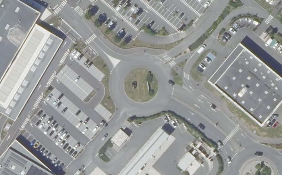 Vue aérienne du Rond-point anonyme n°481341435