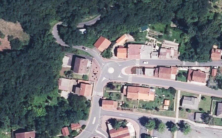 Vue aérienne du Rond-point anonyme n°481556283