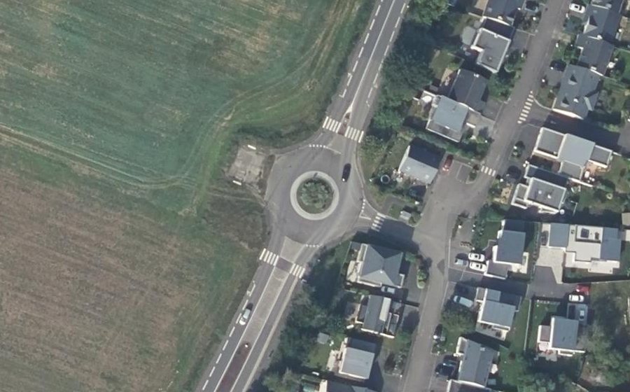 Vue aérienne du Rond-point anonyme n°48159839